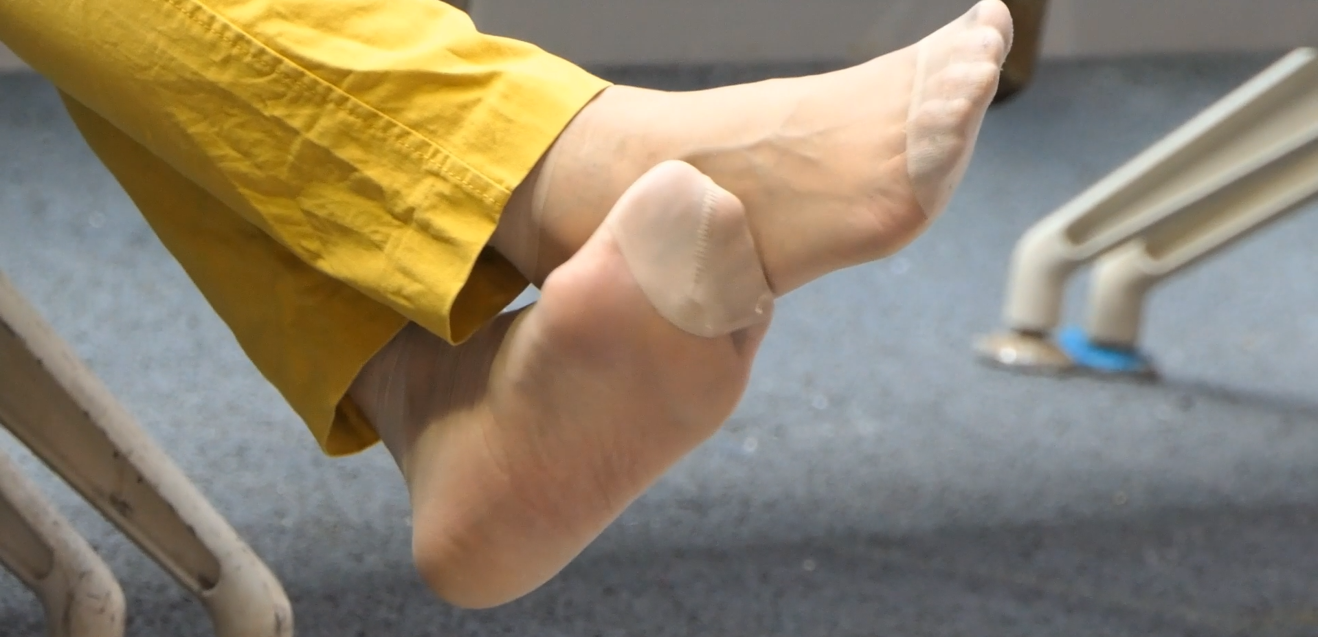 I fucking love watch middle-age lady&#039;s nylon feet 4
