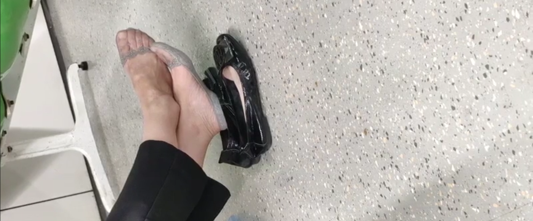 Lady dangling shoeplay when line up in the waiting hall 3
