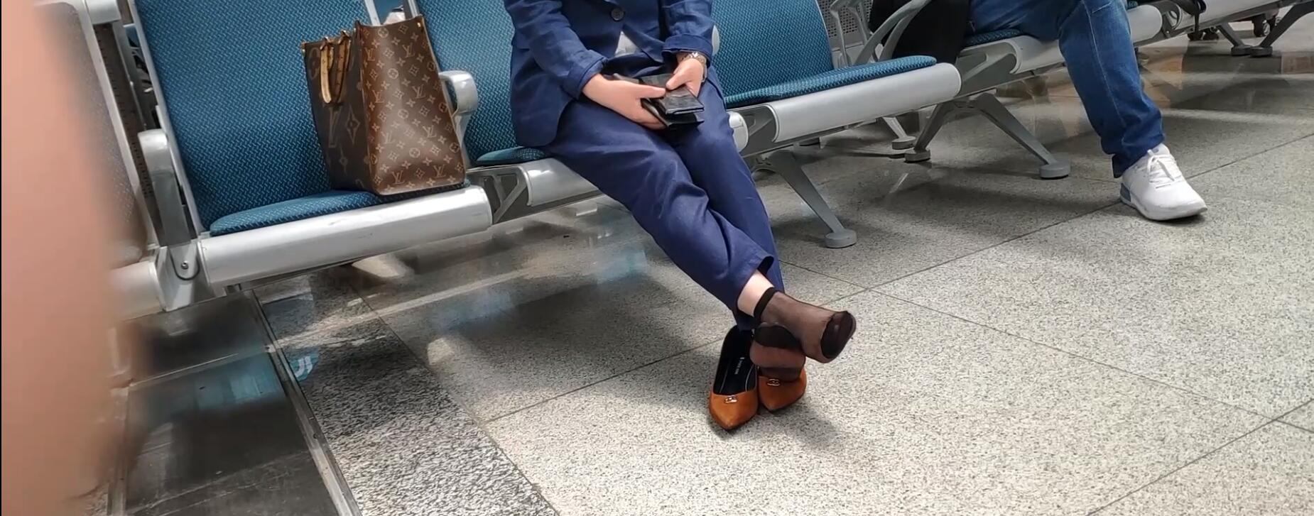 The lady remove shoes relax her tired feet when waitting for a train 45