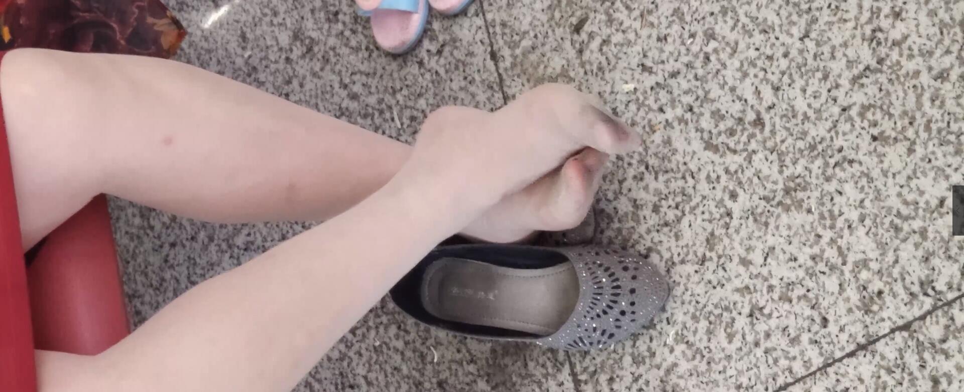 The lady remove shoes relax her tired feet when waitting for a train 51