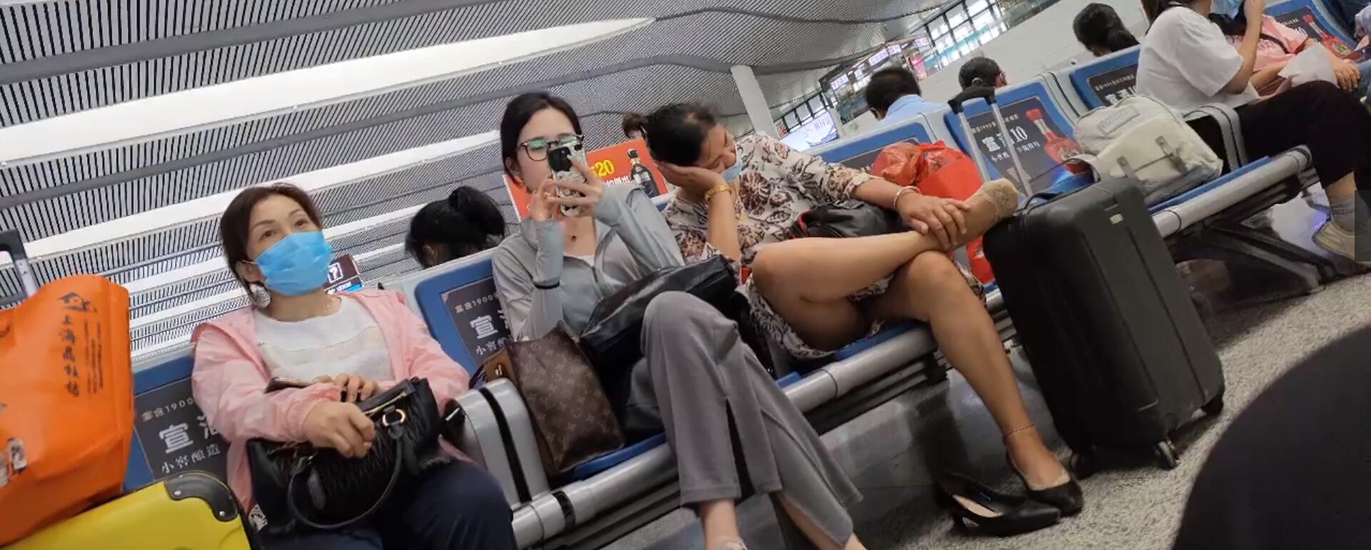 The old hostess remove heels relax her feet on the chair 2