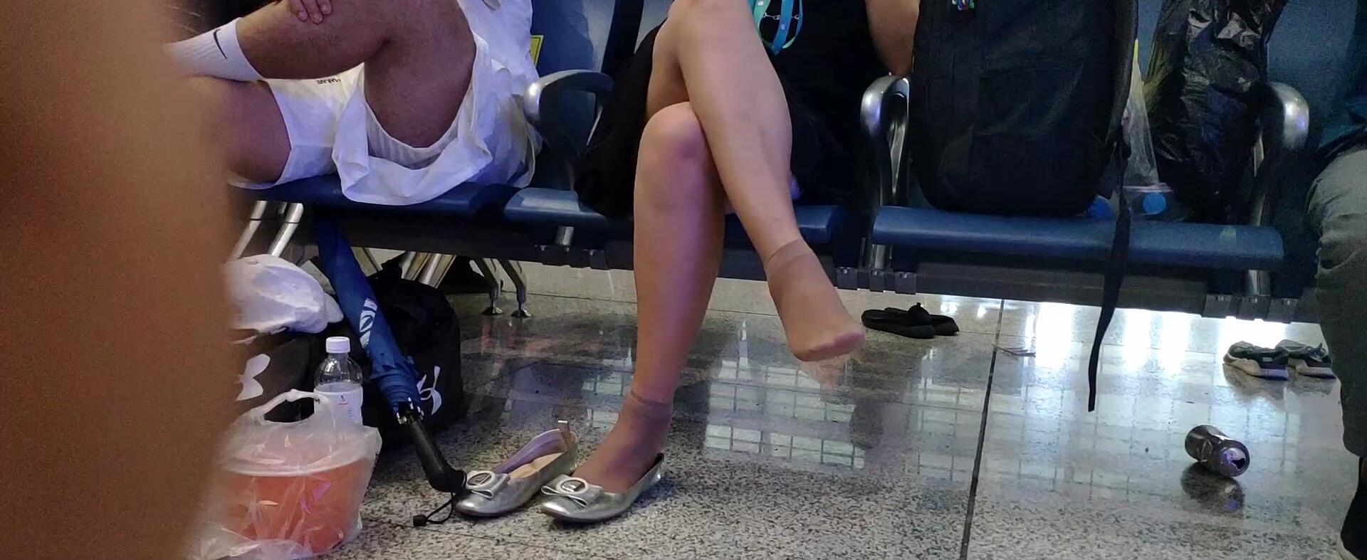 The hot girl remove shoes relax her feet when waiting for a train 5