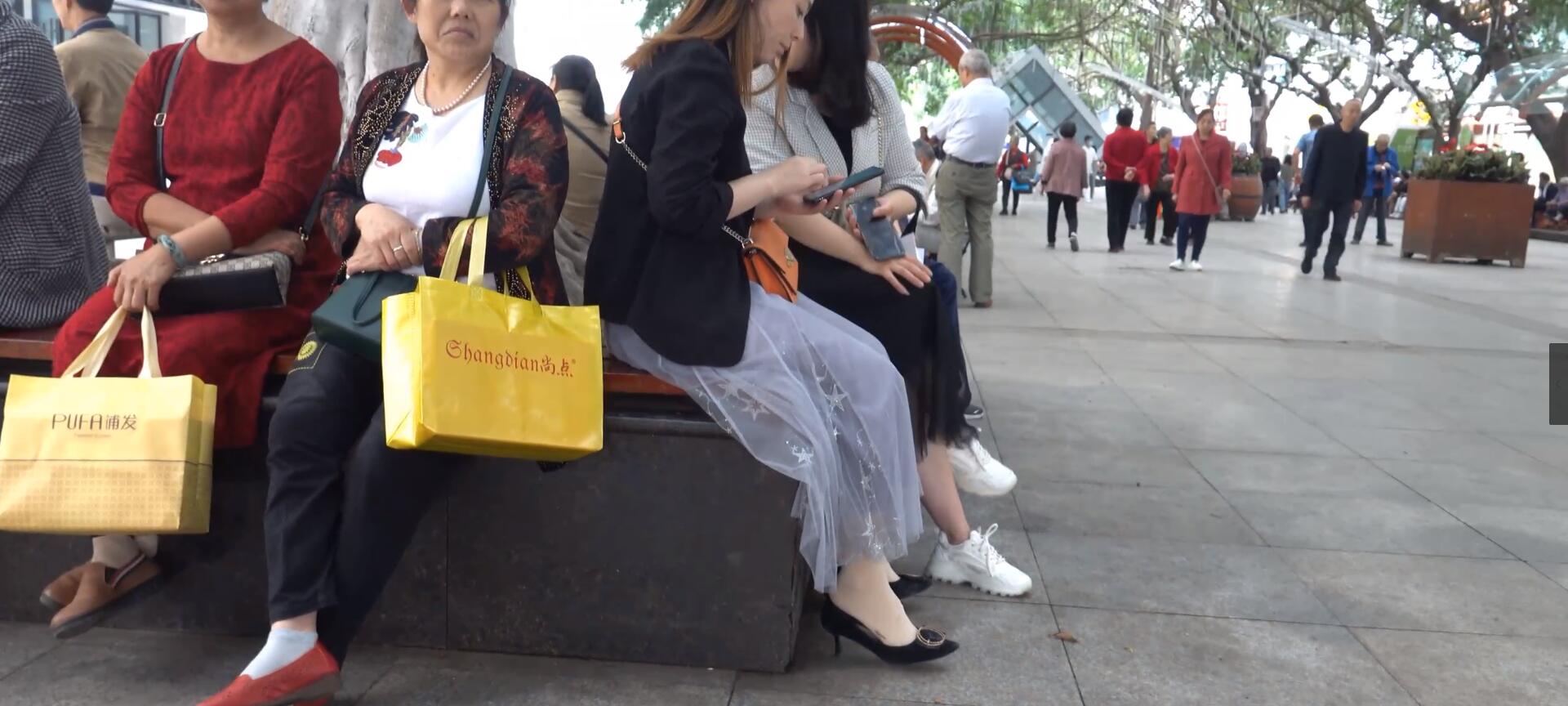 The hot lady relax her sexy feet in the park 9