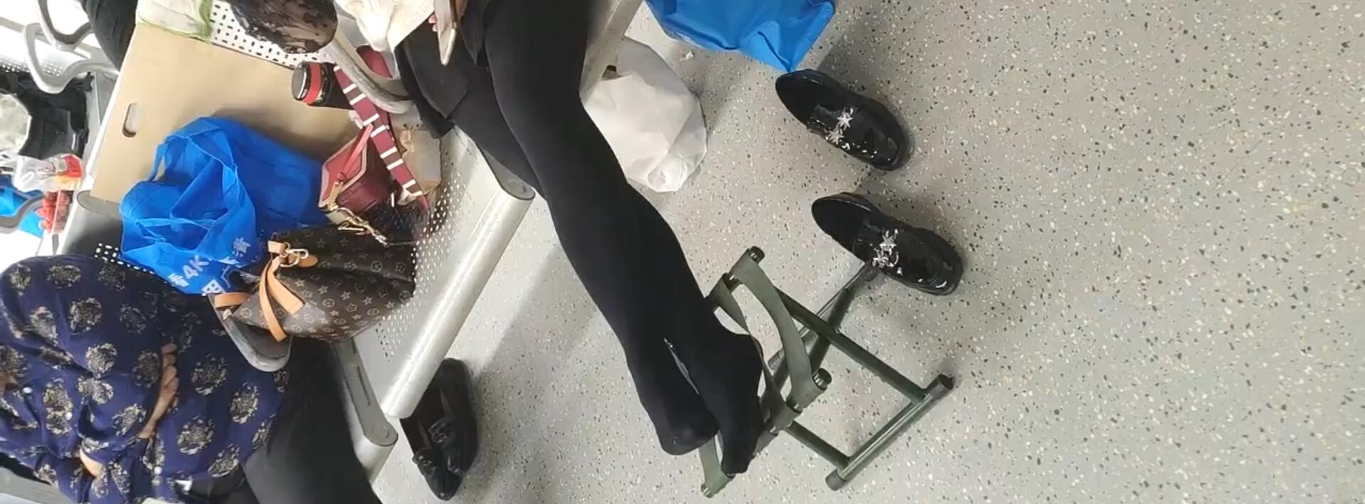 The lady dangling shoeplay when line up on the waiting hall 227