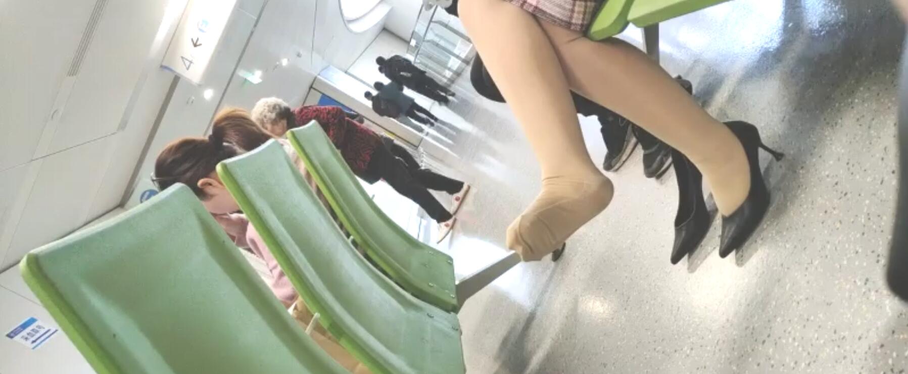 The lady dangling shoeplay when line up on the waiting hall 255