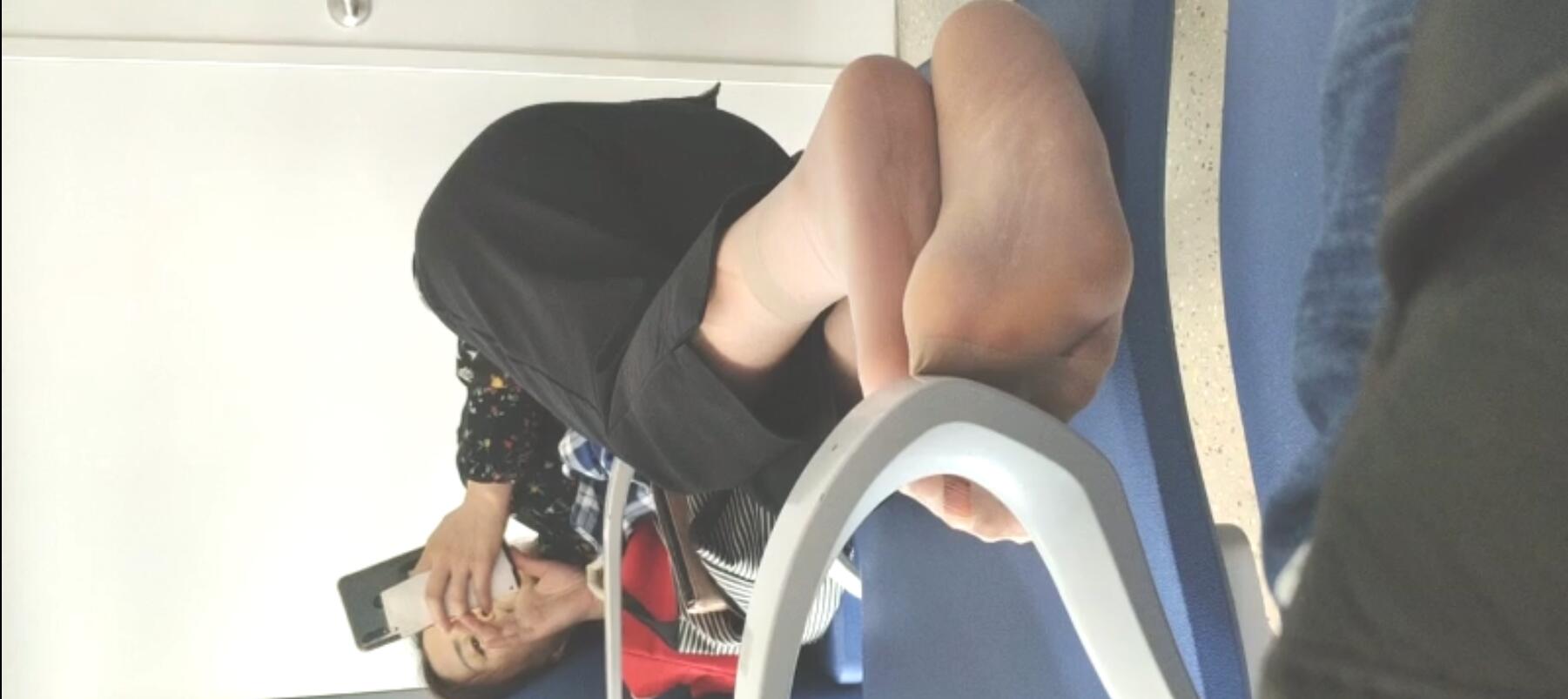 The lady dangling shoeplay when line up on the waiting hall 256