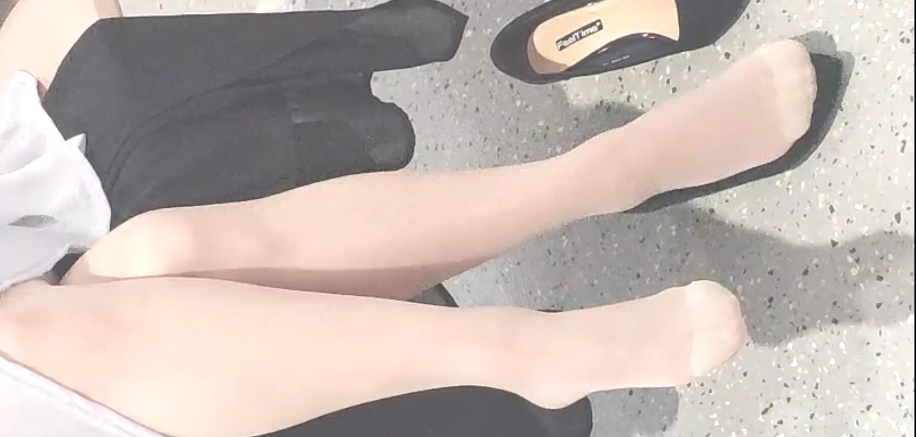 The lady dangling shoeplay when line up on the waiting hall 258