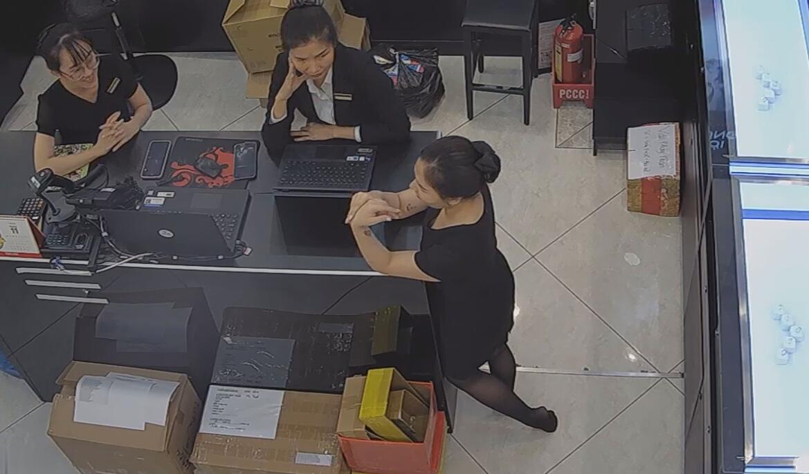 The jewelry store hostess in black nylon show us her cute feet! 135