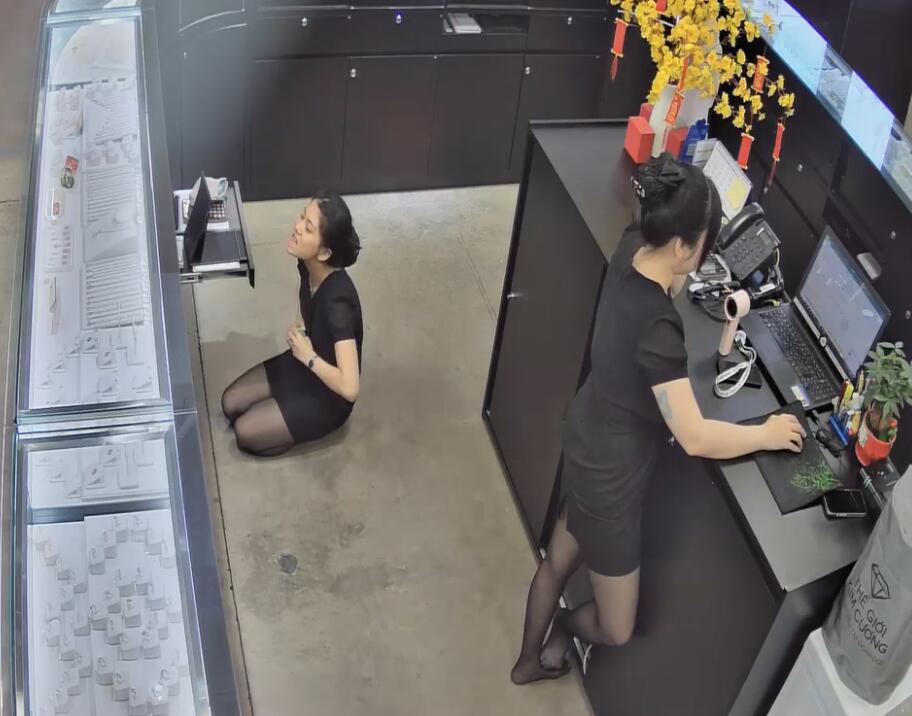 The jewelry store hostess in black nylon show us her cute feet! 142