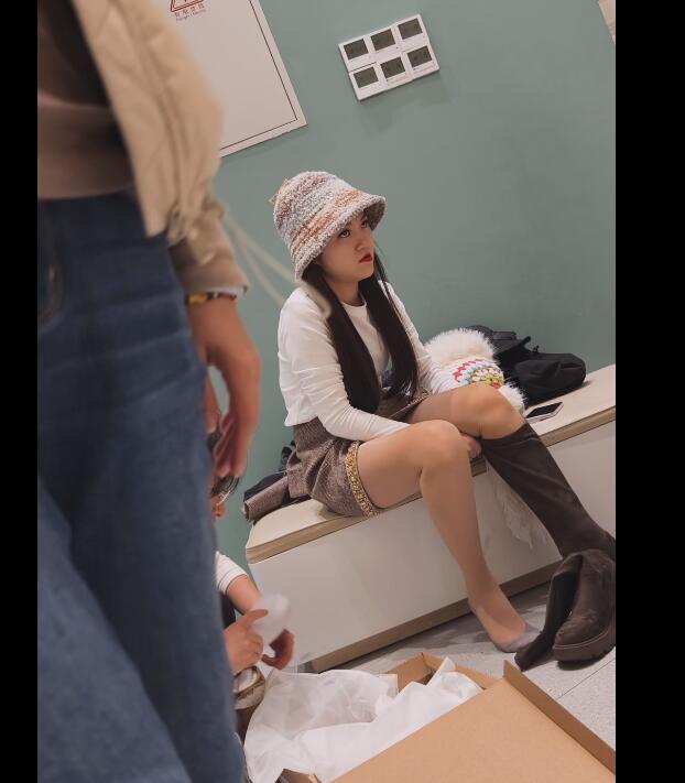 She remove boot show us her sexy foot!