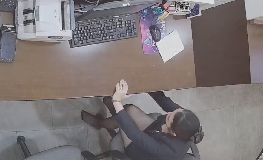 Let&#039;s take a closer to watch her sexy black nylon feet
