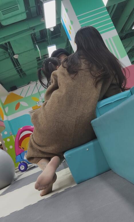 The kid&#039;s mother show us their cute feet 2