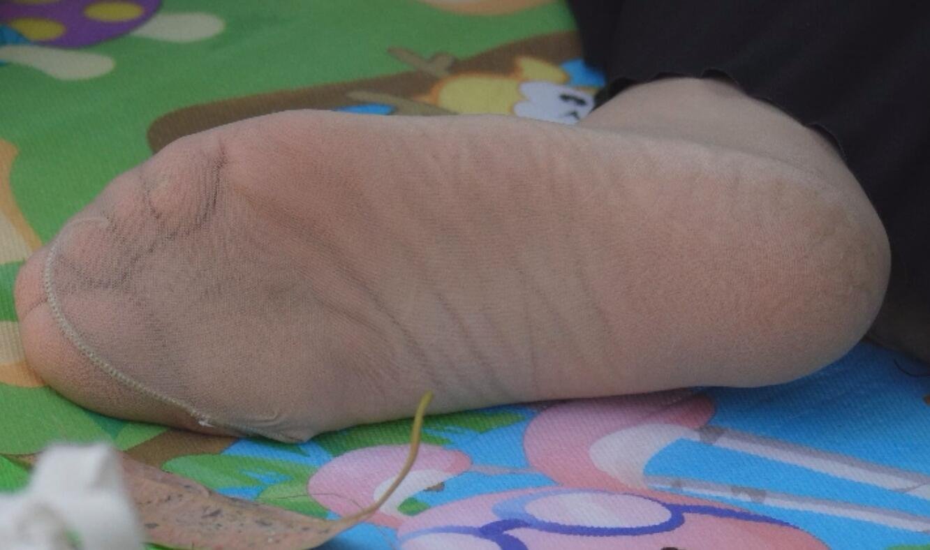 The lady show us her cute sole 8