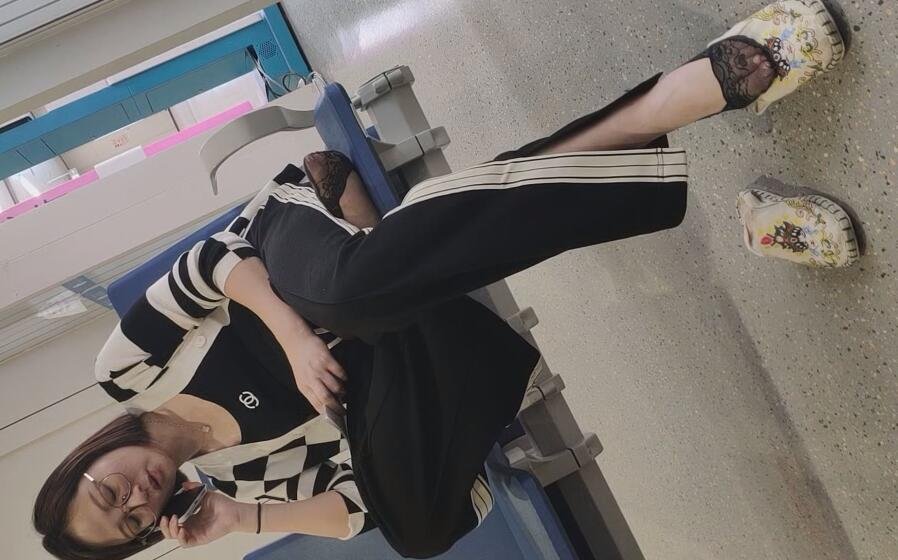 The lady show us her sexy feet when on the phone