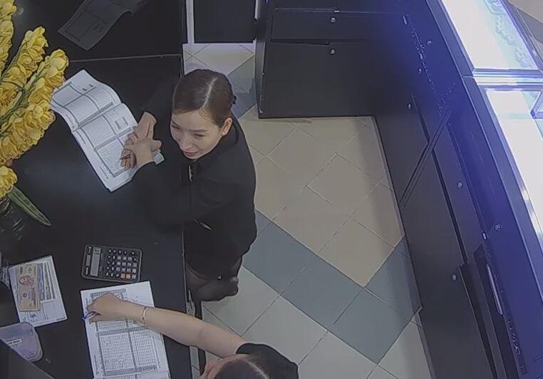 The jewelry store hostess in black nylon show us her cute feet! 217