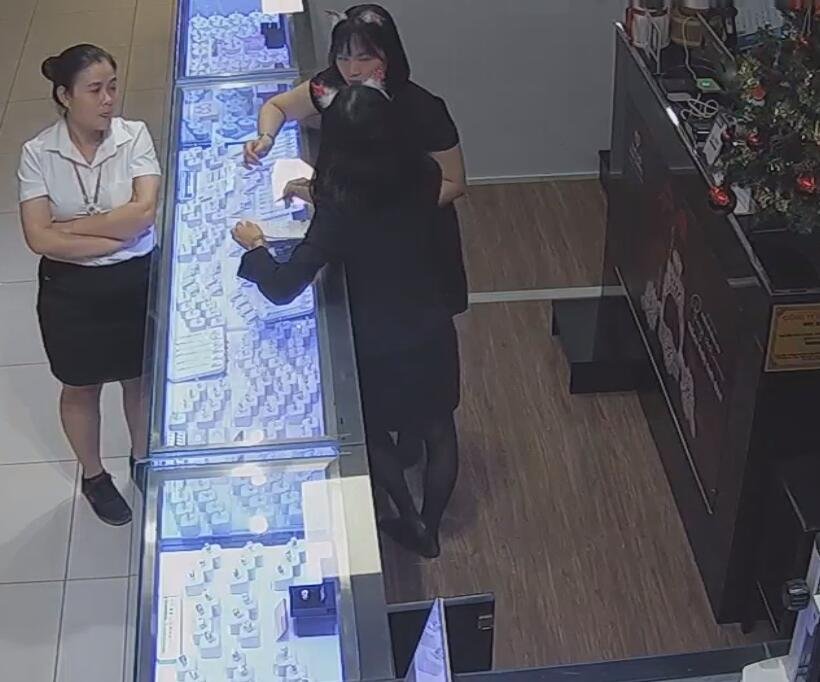 The jewelry store hostess in black nylon show us her cute feet! 229