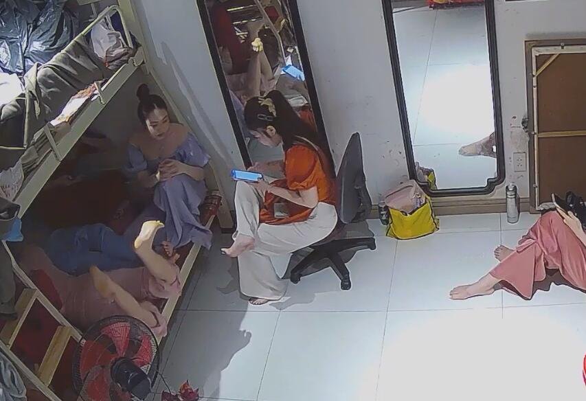 They change into beautiful dresses of different colors every day 2