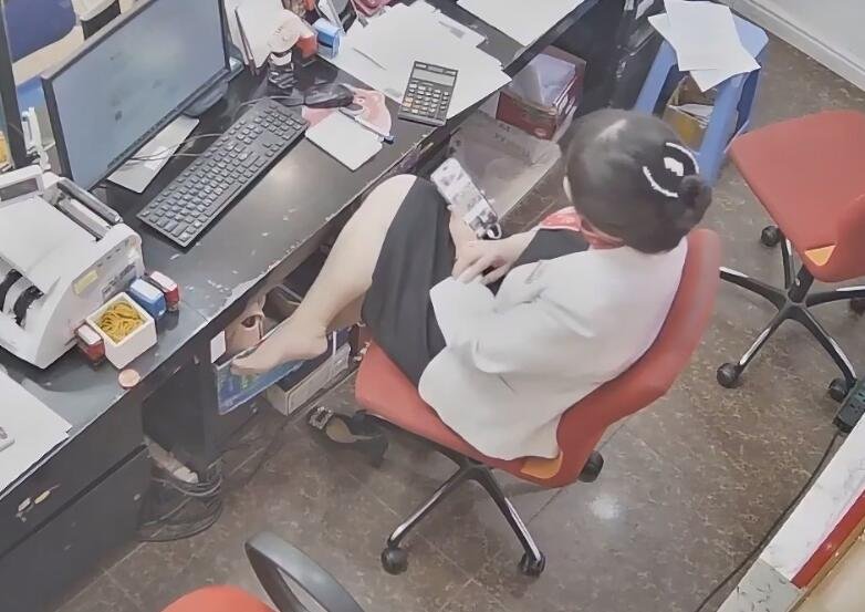 The jewelry store hostess manager show us her cute feet 5