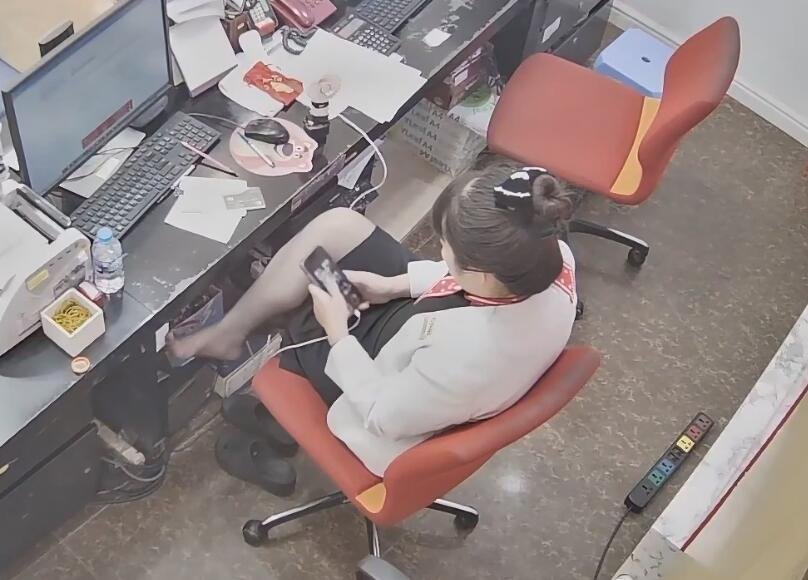 The jewelry store hostess manager show us her cute feet 6