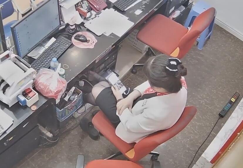 The jewelry store hostess manager show us her cute feet 7