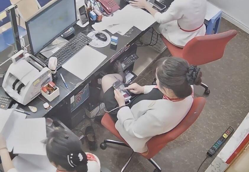 The jewelry store hostess manager show us her cute feet 9