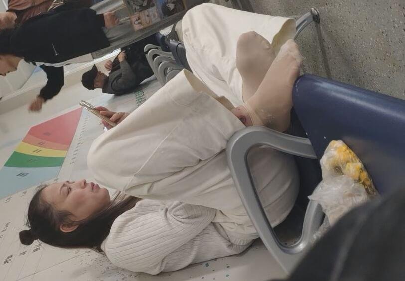 The pretty lady remove shoes show us her sexy feet