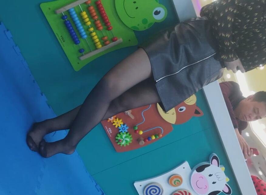  The young mother was wearing black stockings show us her sexy feet