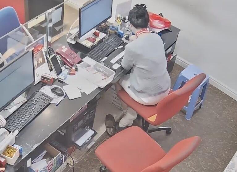 The jewelry store hostess manager show us her cute feet 20