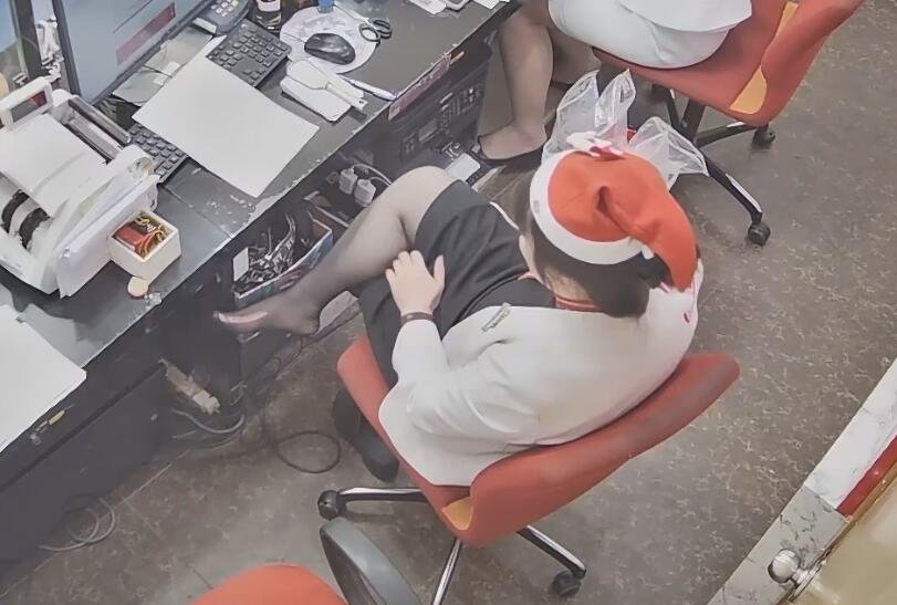 The jewelry store hostess manager show us her cute feet 21