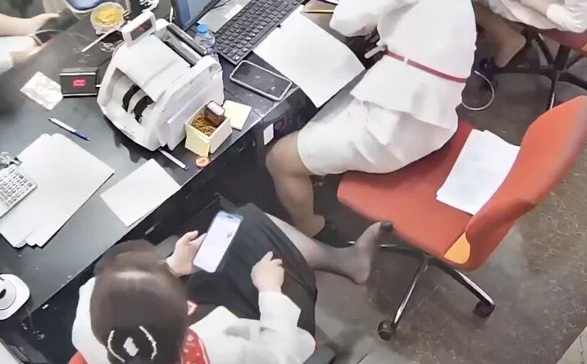 The jewelry store hostess manager show us her cute feet 25