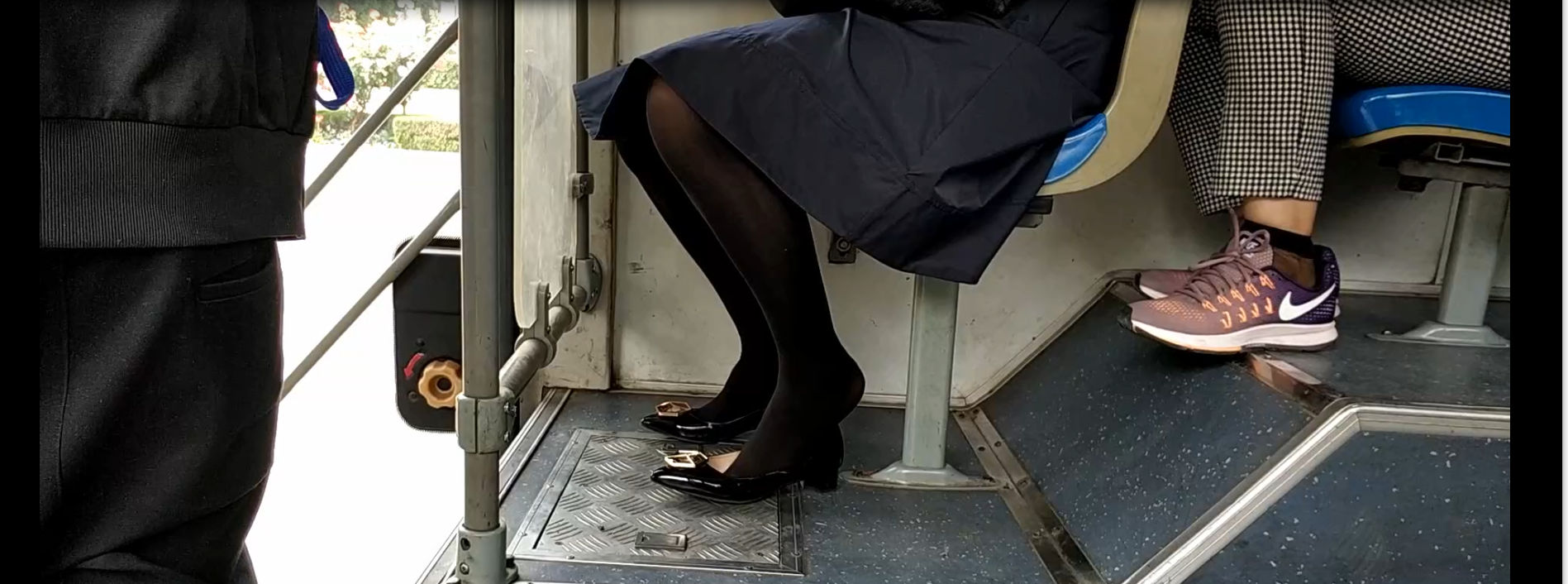 Lady dipping shoeplay on the bus