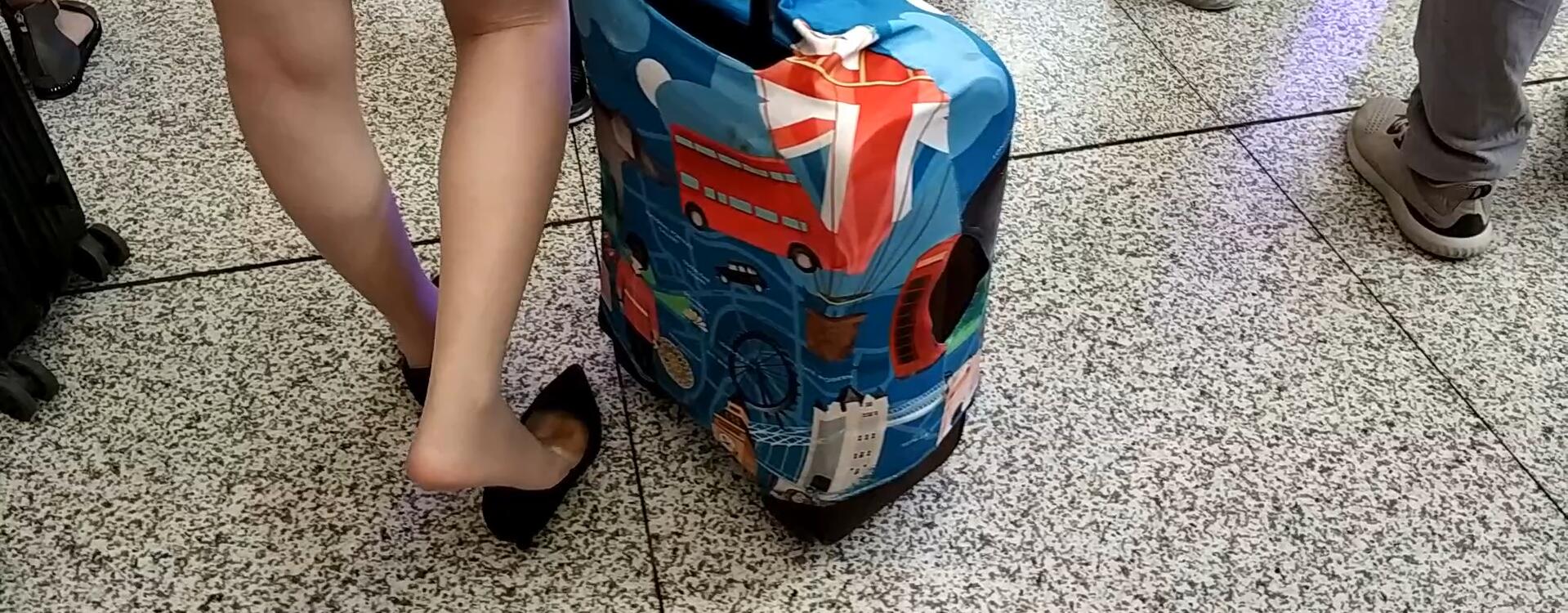 Lady great stand up dipping shoeplay when checking in at the station