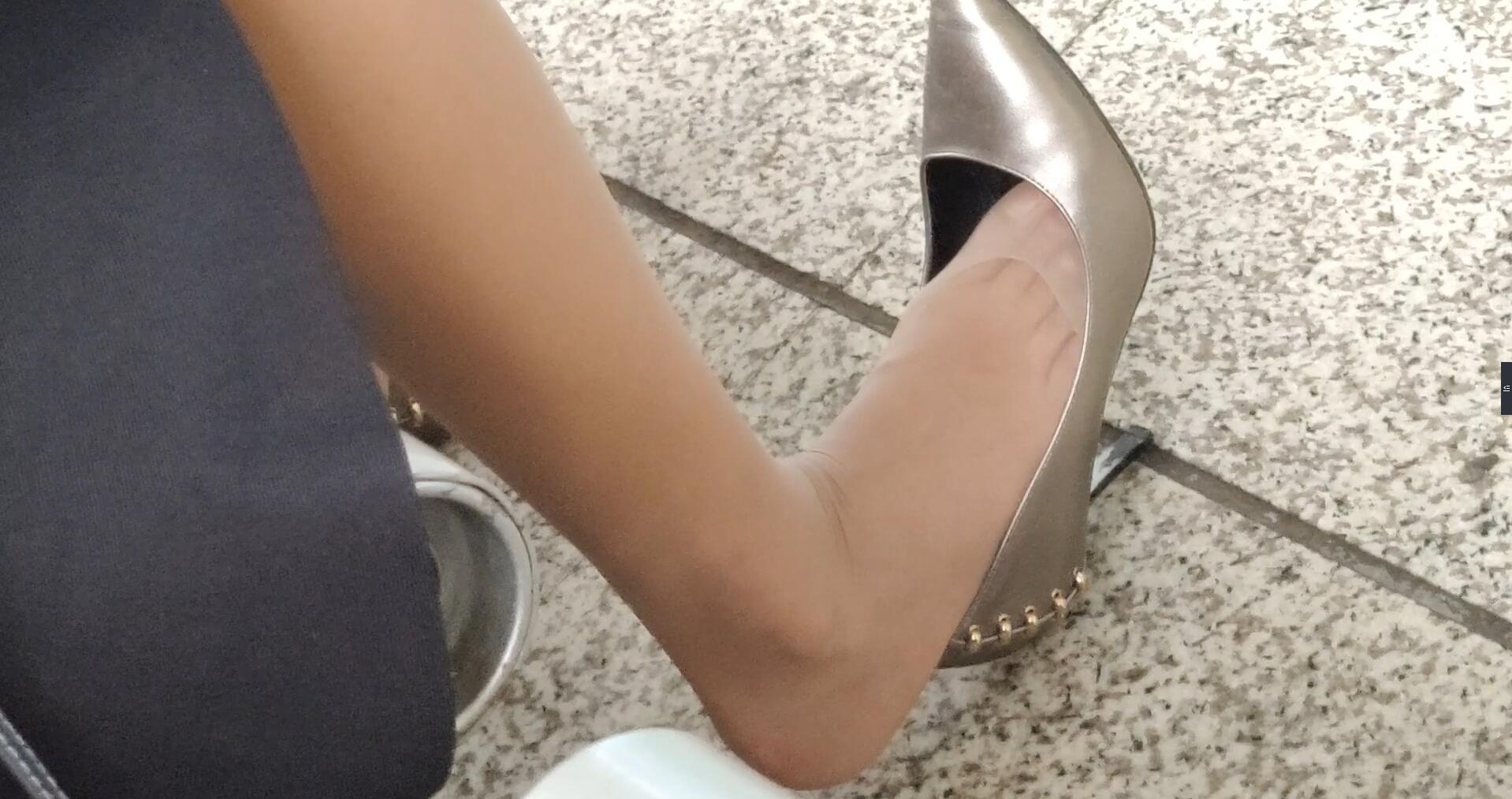 Lady dipping shoeplay when waiting for a train 21