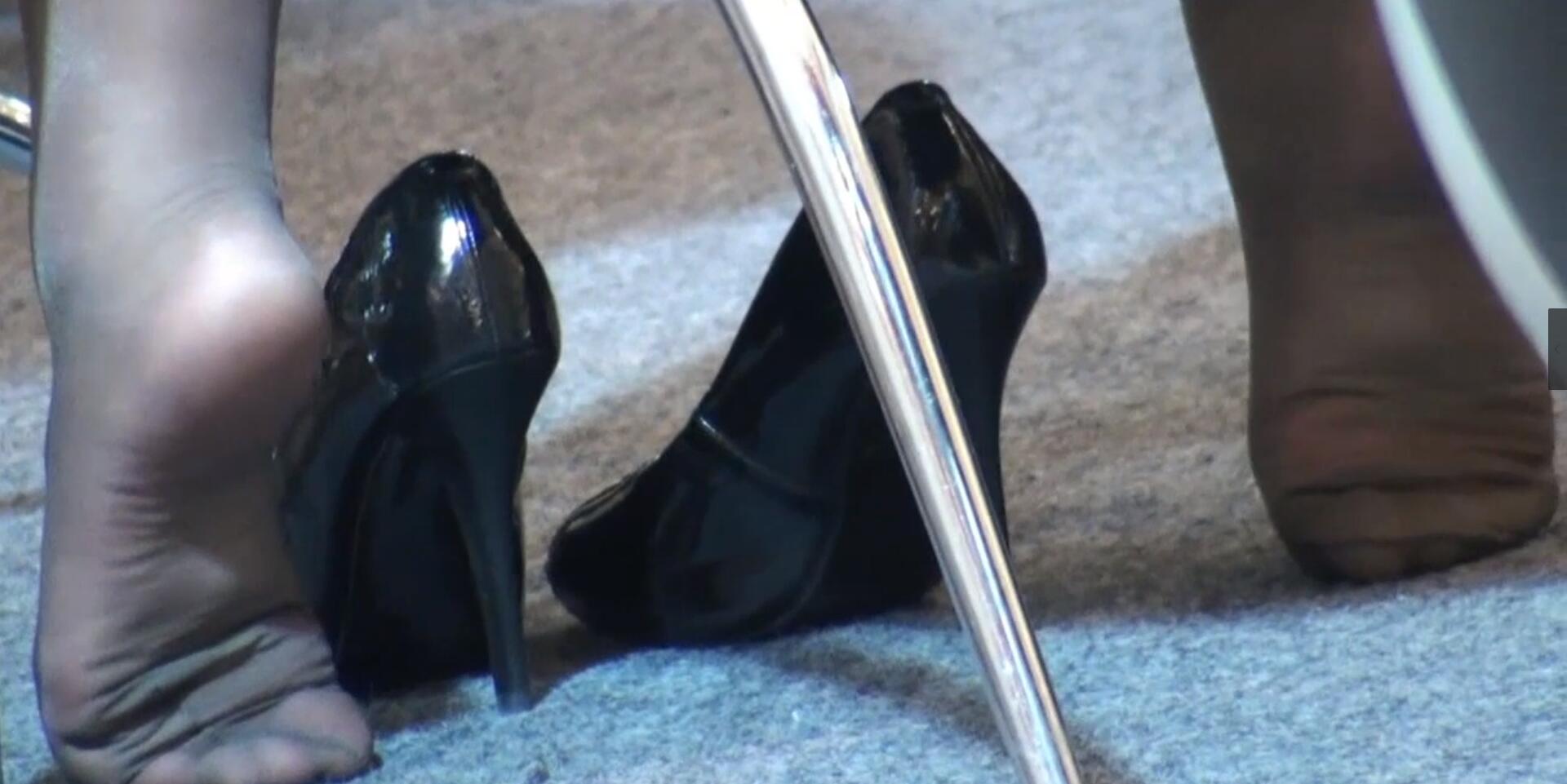 Let&#039;s taste the hot girl&#039;s nylon sole from car show