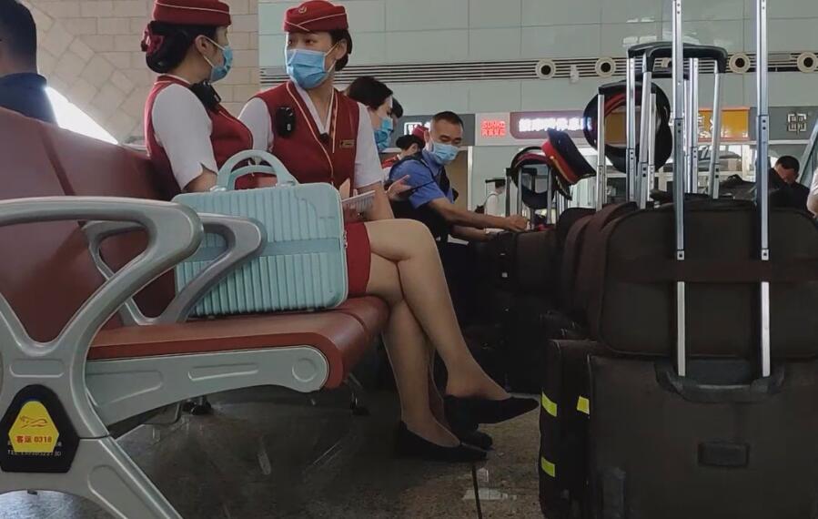 The airline stewardess dangling shoeplay in the terminal waiting hall