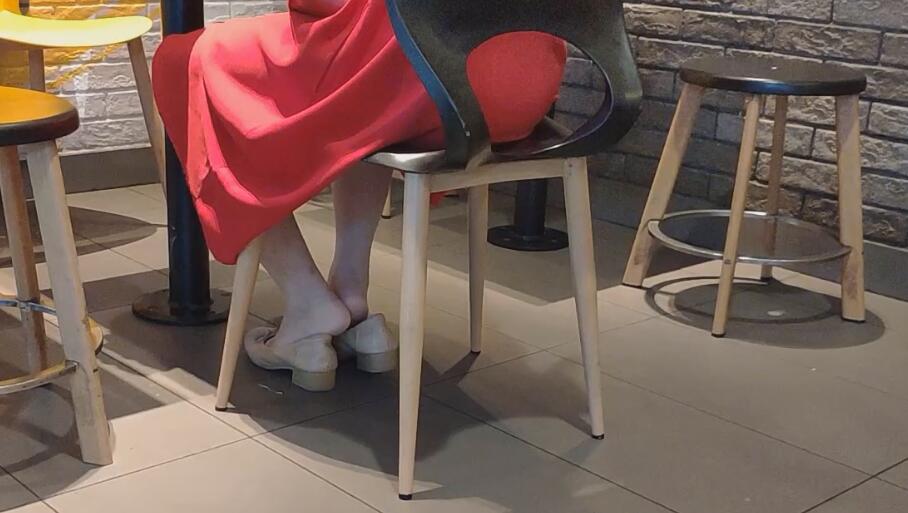 Let&#039;s watch the girl dipping shoeplay from her back