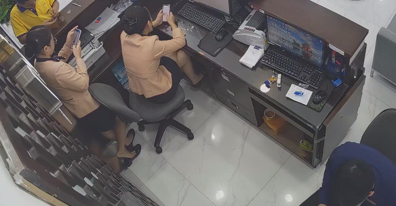 Let&#039;s watch the jewelry store hostess dangling shoeplay from overhead 5