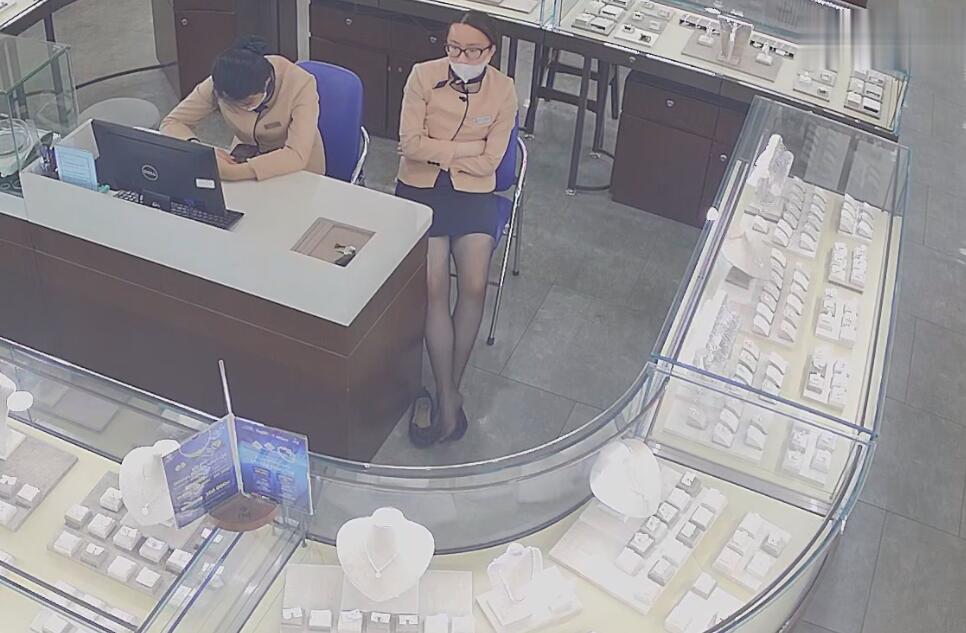 Let&#039;s watch the jewelry store hostess in blacknylon dangling from her front 3