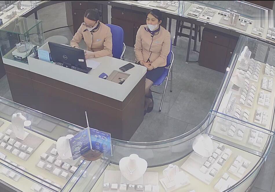 Let&#039;s watch the jewelry store hostess in blacknylon dangling from her front 4