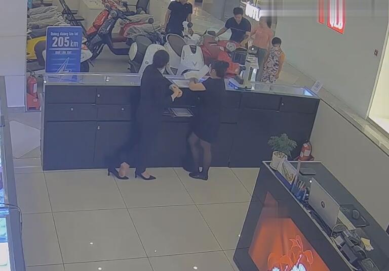 The jewelry store hostess in black nylon show us her cute feet! 171