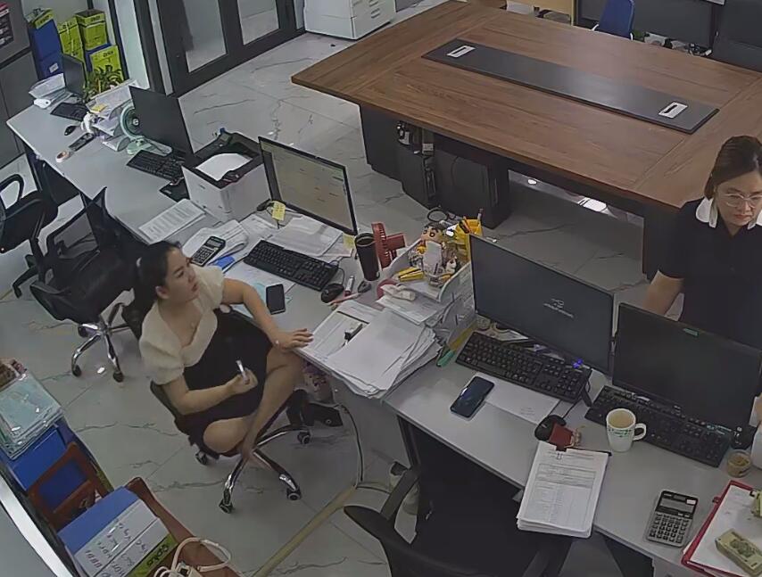 The office lady remove heels relax her feet