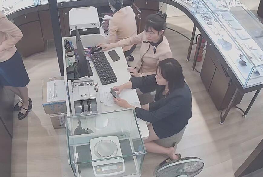 She is the shoeplay queen of jewelry store managers 8