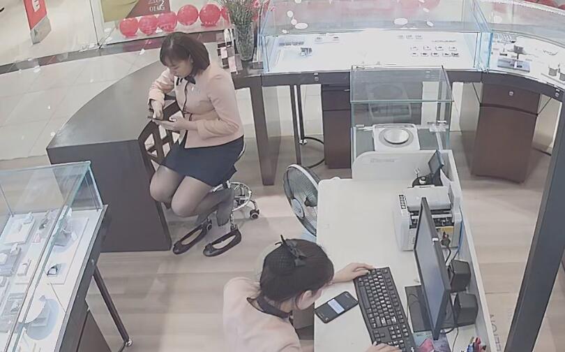 She is the shoeplay queen of jewelry store managers 9