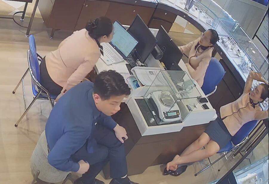 The jewelry store remove heels show us her sole