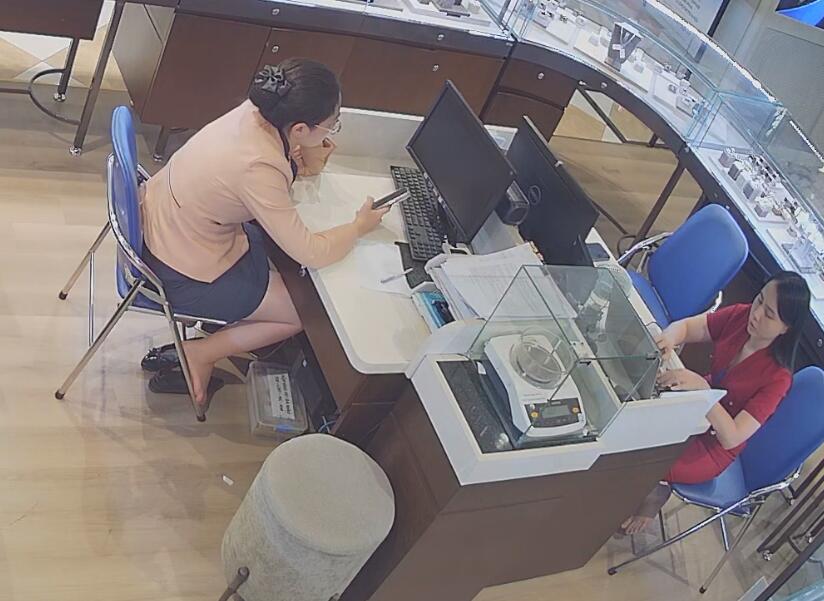 Let&#039;s watch the girl in red skirt dipping shoeplay