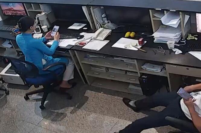 The airline check-in hostess show us her sexy feet 6