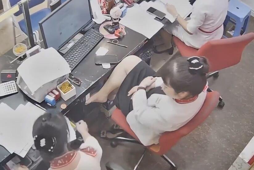 The jewelry store hostess manager show us her cute feet 3