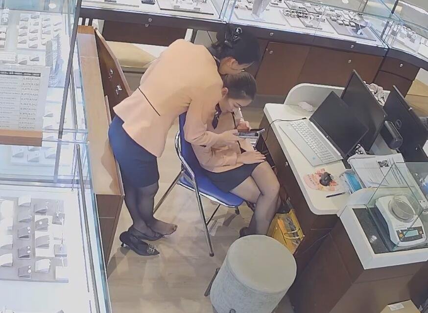 Ok our jewelry store shoeplay queen is back!