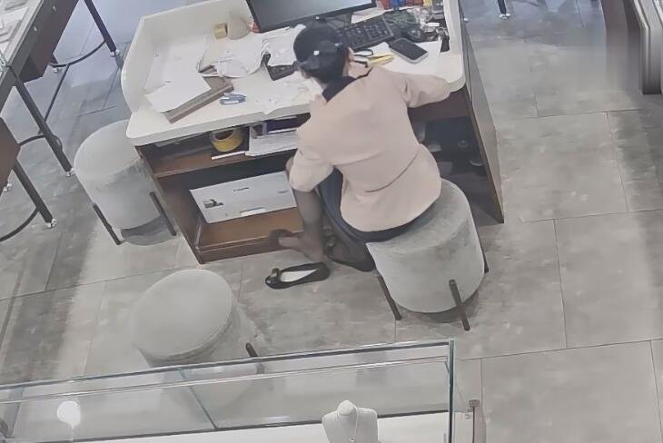 The jewelry store girls in black nylon dipping shoeplay daily show 4