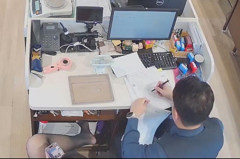 The black nylon foot solo 3